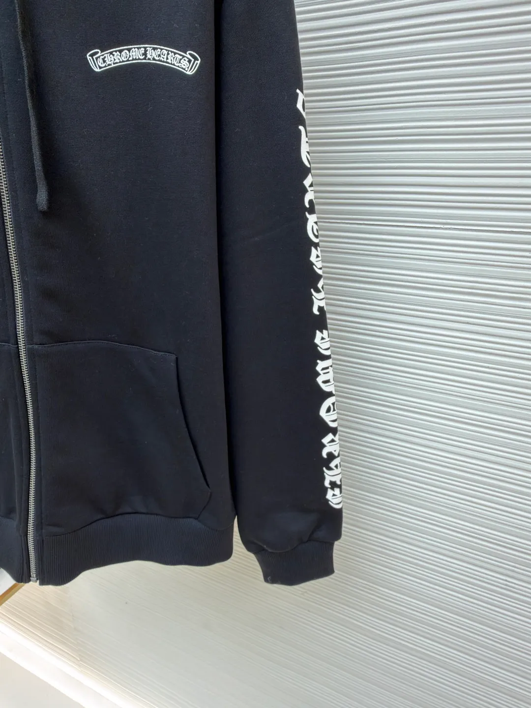 Chrome Hearts Sanskrit Scroll Zipper Jacket ●Item No.: 1681435-A90 ●Material: Thin Velvet Thick Fish Scale Fabric ●Technology: Glue Printing ●Color: Black ●Version: Loose Fit ●Weight: About 775g ●Size: S-M-L ●Description: The fabric is made of 420g Thin Velvet Thick Fish Scale Fabric. The printing is based on the original printing using hand glue, and the finished product is brushed and washed to shape. It has an excellent hand feel. The chain head is made of real antique silver (key points: the zipper puller is sprayed with silver to make it old). The overall alignment is straight and delicate. The fabric is comfortable and soft, and the color is consistent and no color difference. It can be matched with the same style to create a fashionable look and control various occasions. Customized accessories, complete with three standards, the same style for men and women!